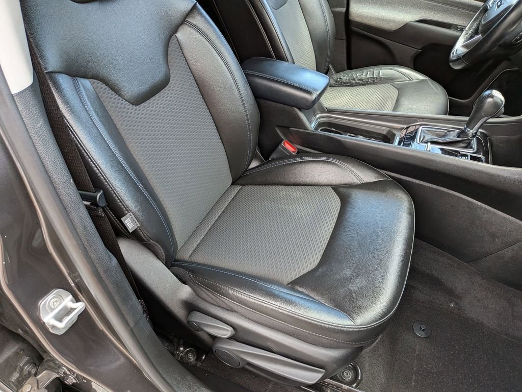 Certified Used 2022 Gray Jeep Latitude image 25