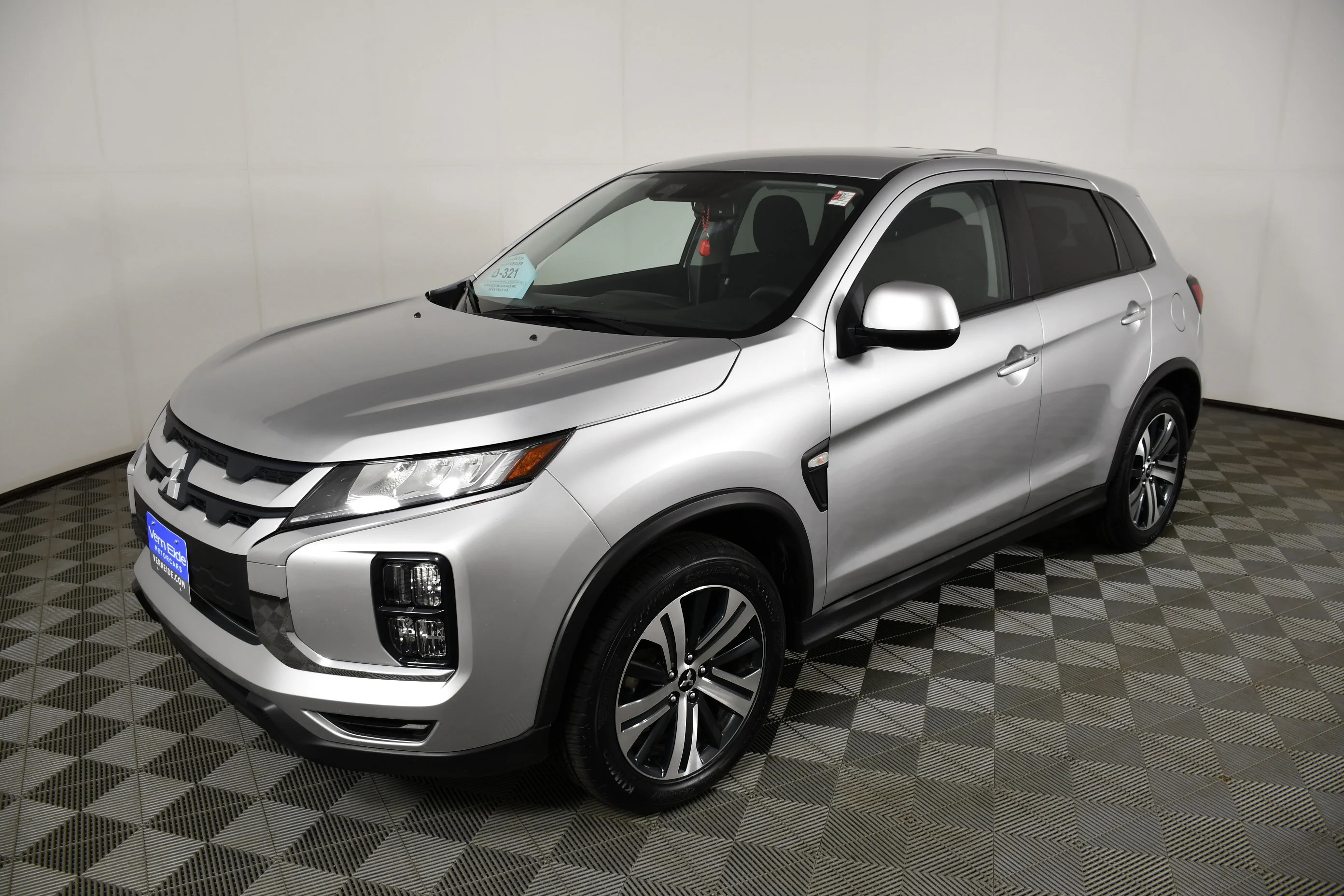 Certified Used 2024 Gray Mitsubishi SE image 8