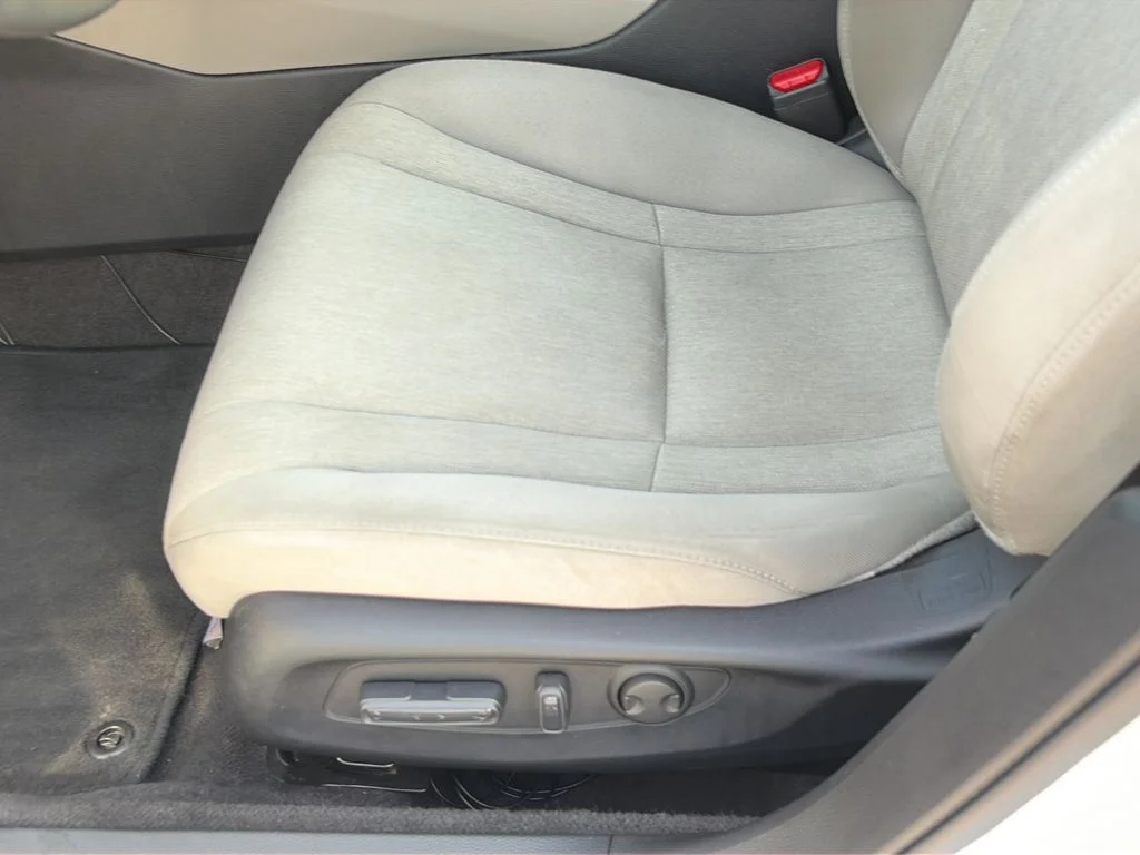 Certified Used 2025 Platinum White Pearl Honda SE image 16