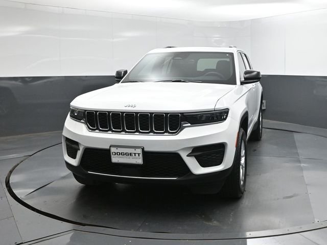 Used 2025 White/off-white Jeep Laredo image 22