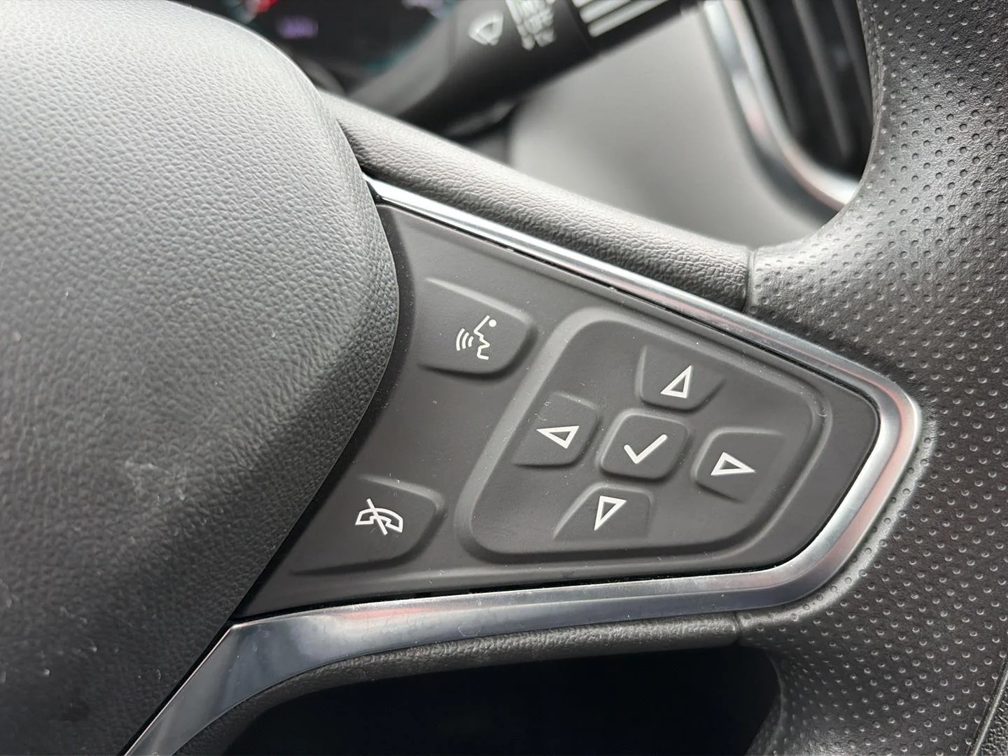 Used 2024 Summit White Chevrolet LS image 14