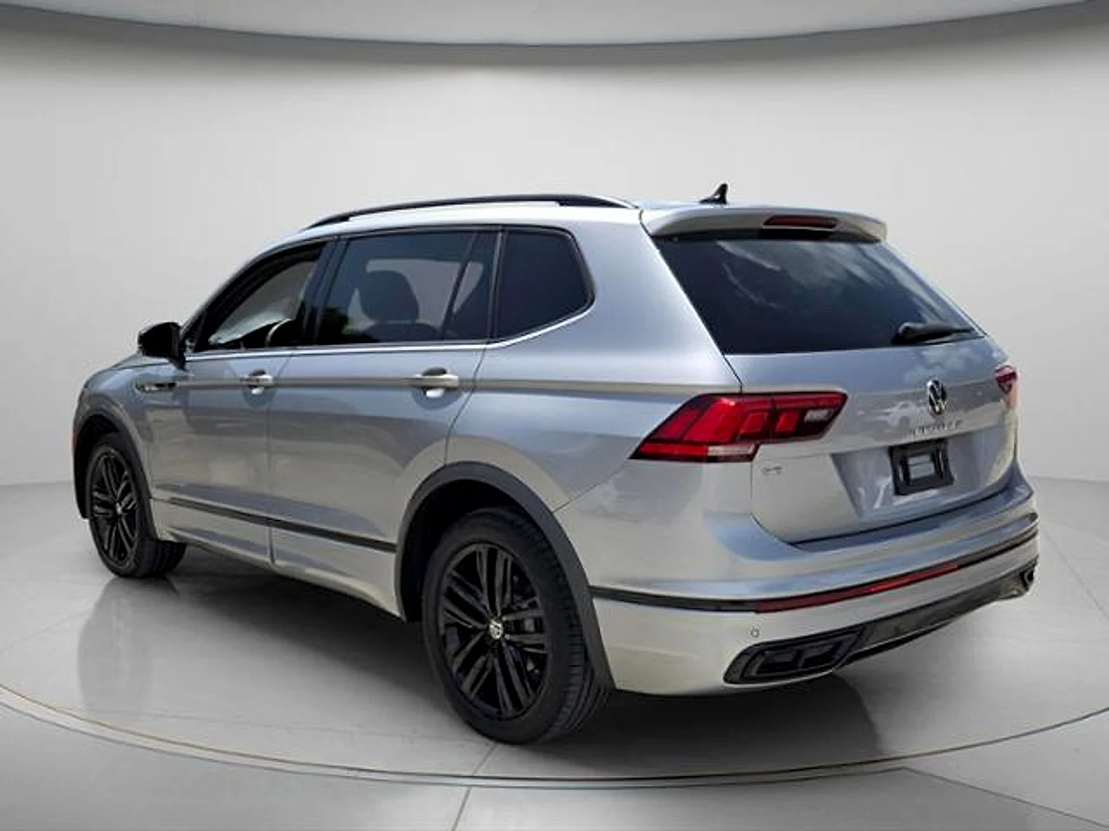 Used 2022  Volkswagen 2.0T SE R-Line Black image 8