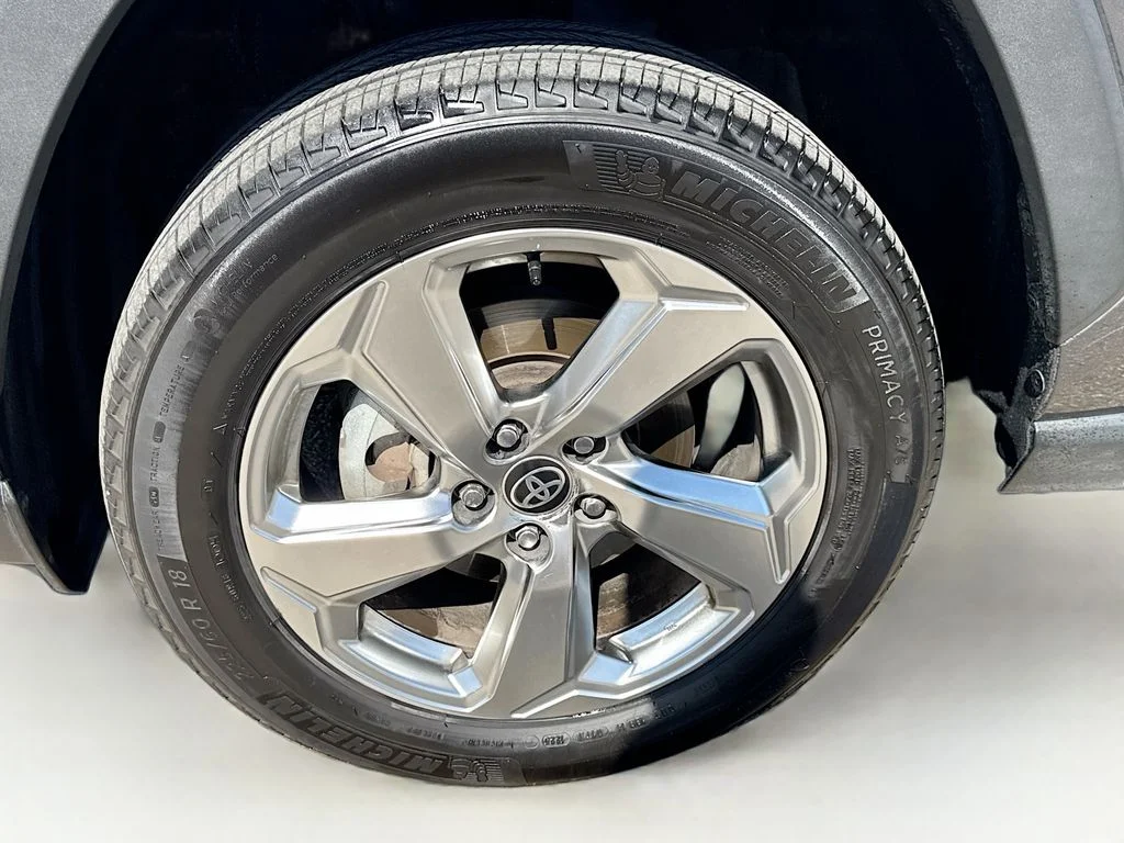 Used 2021 Gray Toyota XLE Premium image 40