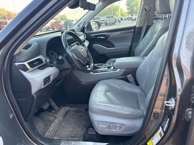 Used 2021 Gray Toyota Platinum image 22