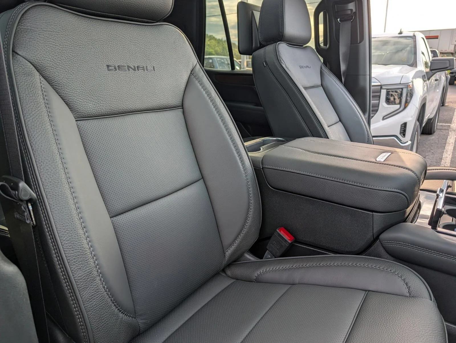 2026 GMC Yukon Denali - Photo 31