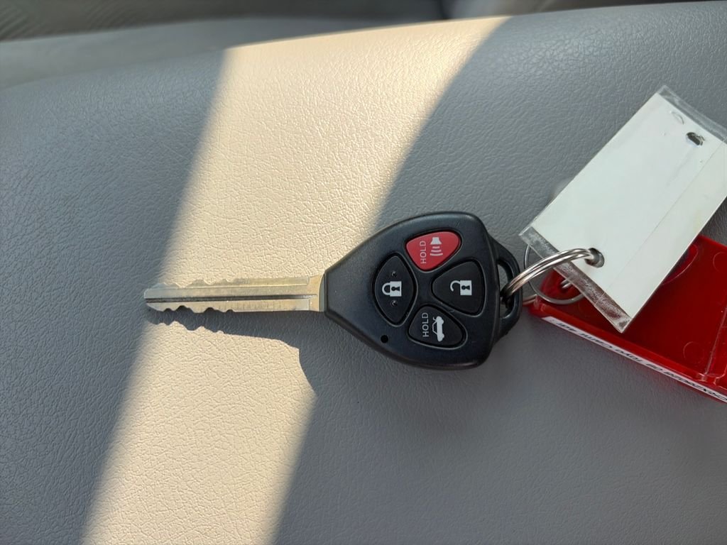 Used 2009 Super White Toyota XLE image 27