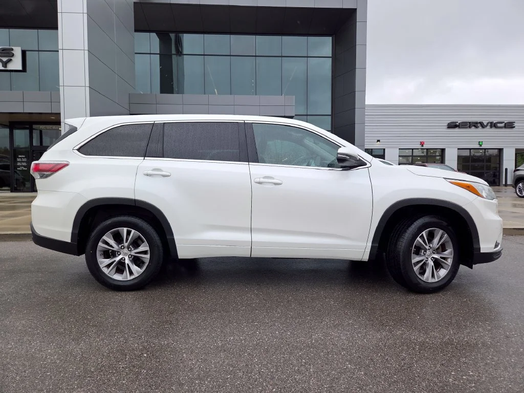 Used 2015 Blizzard Pearl Toyota LE Plus image 25
