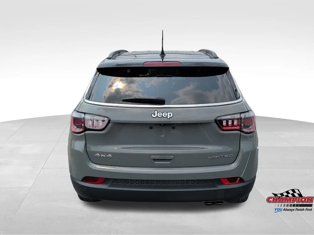 Used 2022 Gray Jeep Limited image 9