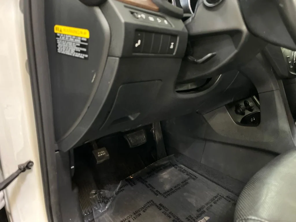 Used 2019 White Hyundai SE image 15
