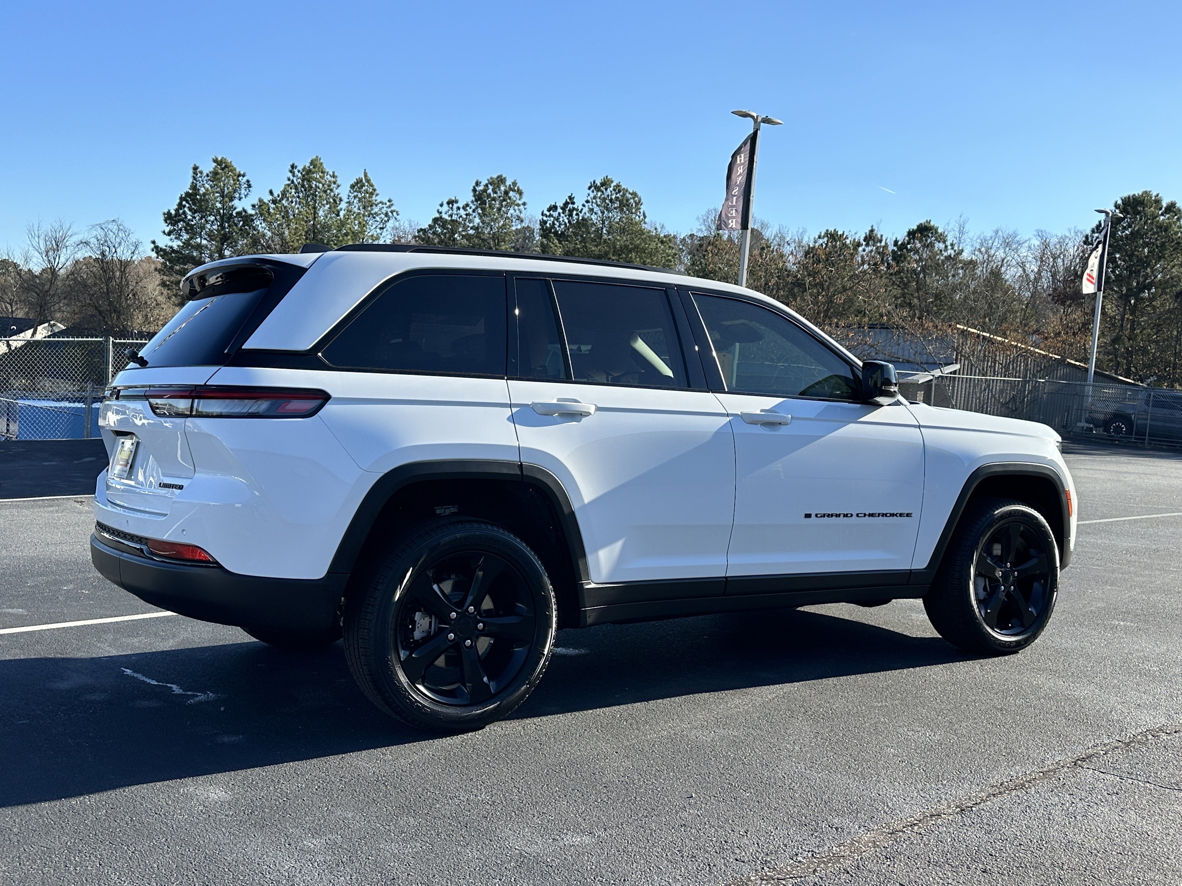 New 2025 Bright White Clear-Coat Exterior Paint Jeep Limited image 8