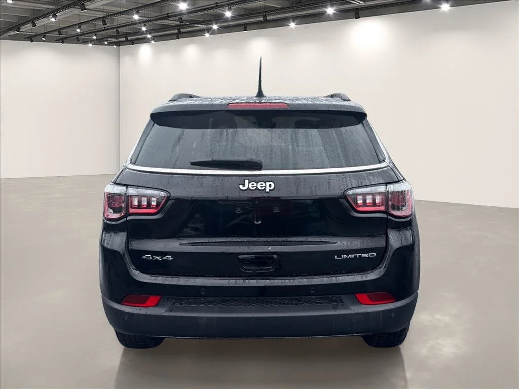 Used 2024 Diamond Black Crystal Pearlcoat Jeep Limited image 6