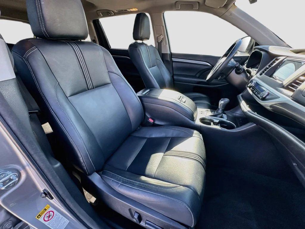 Used 2018 Silver Toyota SE image 35
