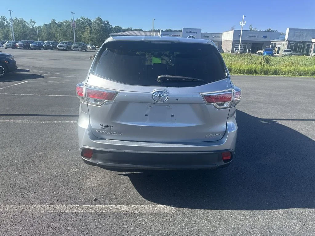 Used 2016 Silver Toyota LE V6 image 7