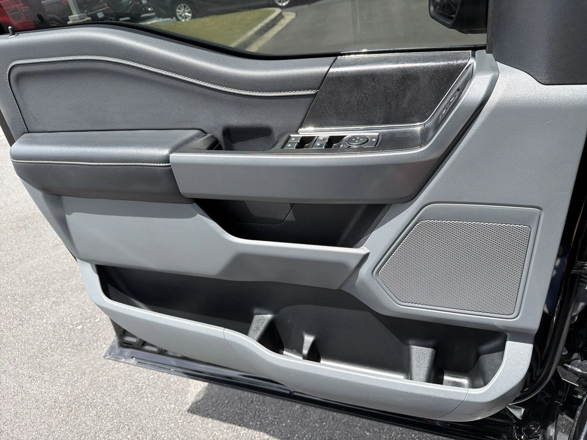 Used 2024 Black Metallic Ford XLT image 18