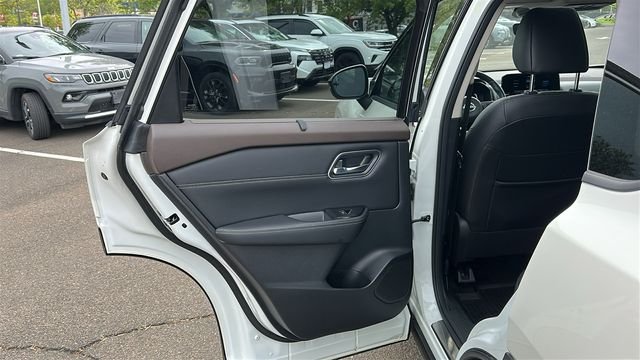 Used 2023 White Nissan Platinum image 22