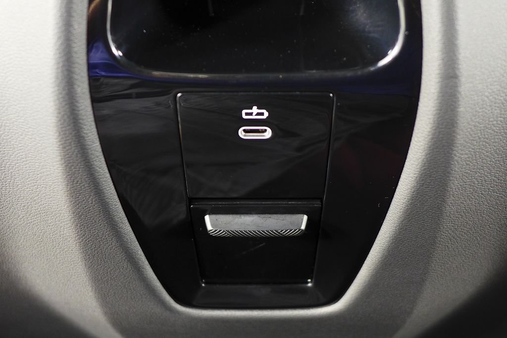 Used 2025 Black Sapphire Metallic BMW M60 image 22
