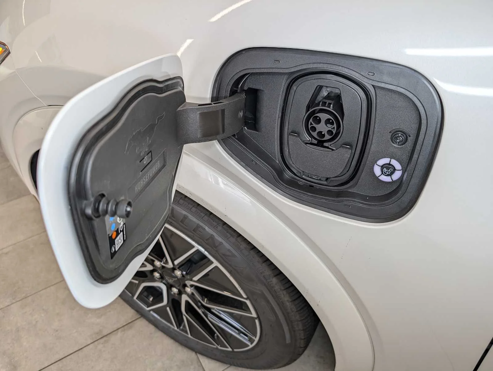 2025 Ford Mustang Mach-E Premium - Photo 9