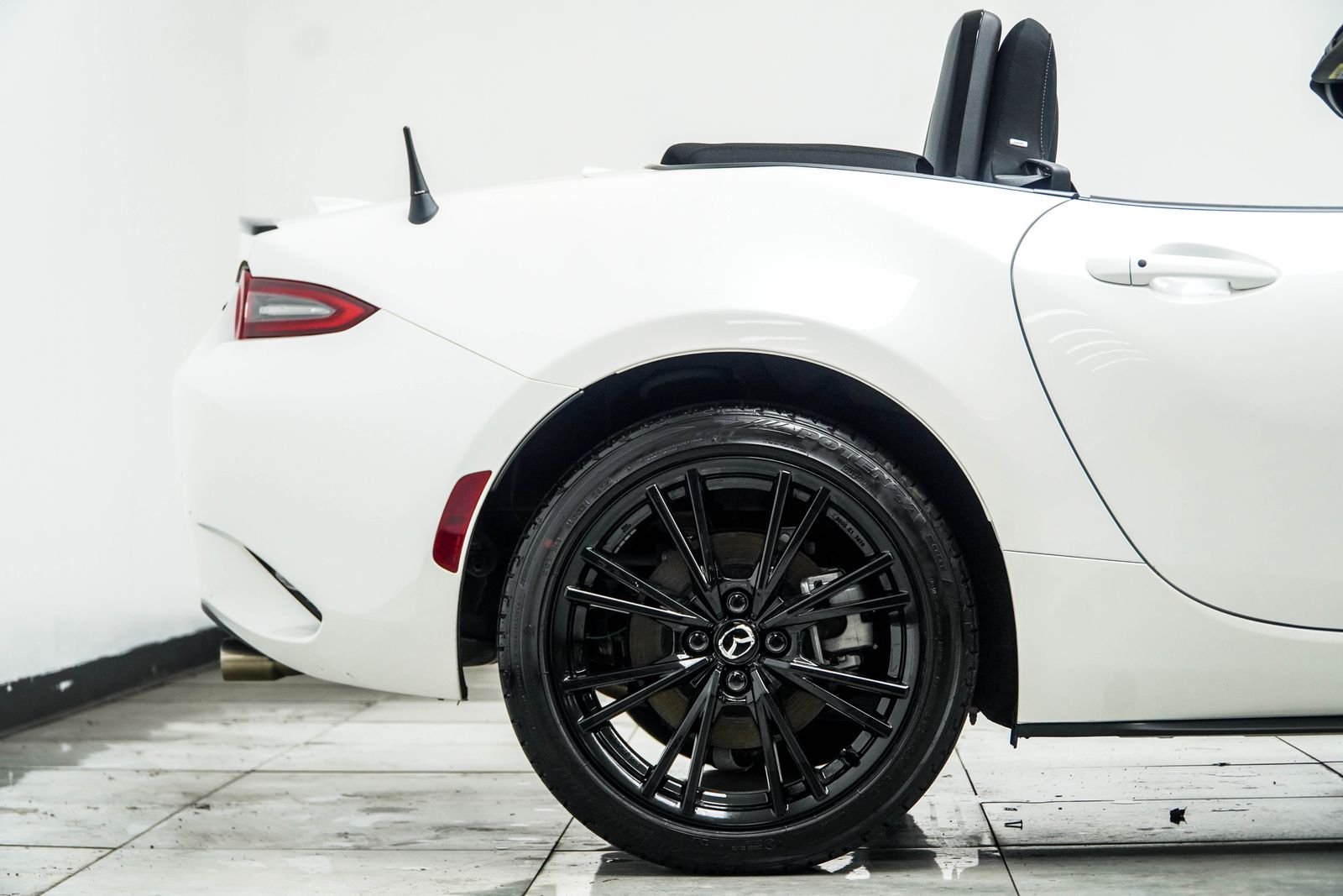 Used 2025 White Mazda Club image 10