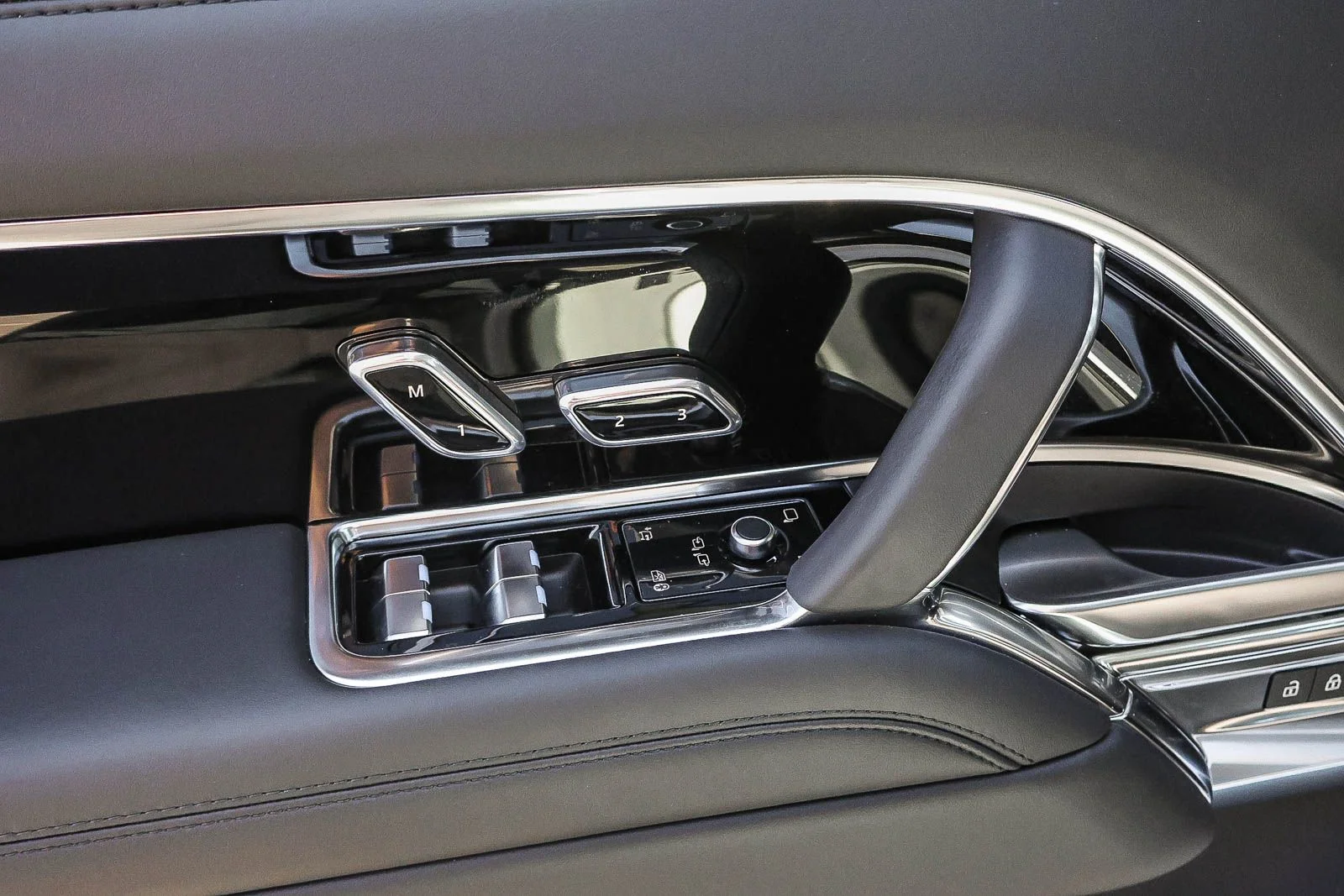 New 2026 Fuji White Land Rover SE image 30