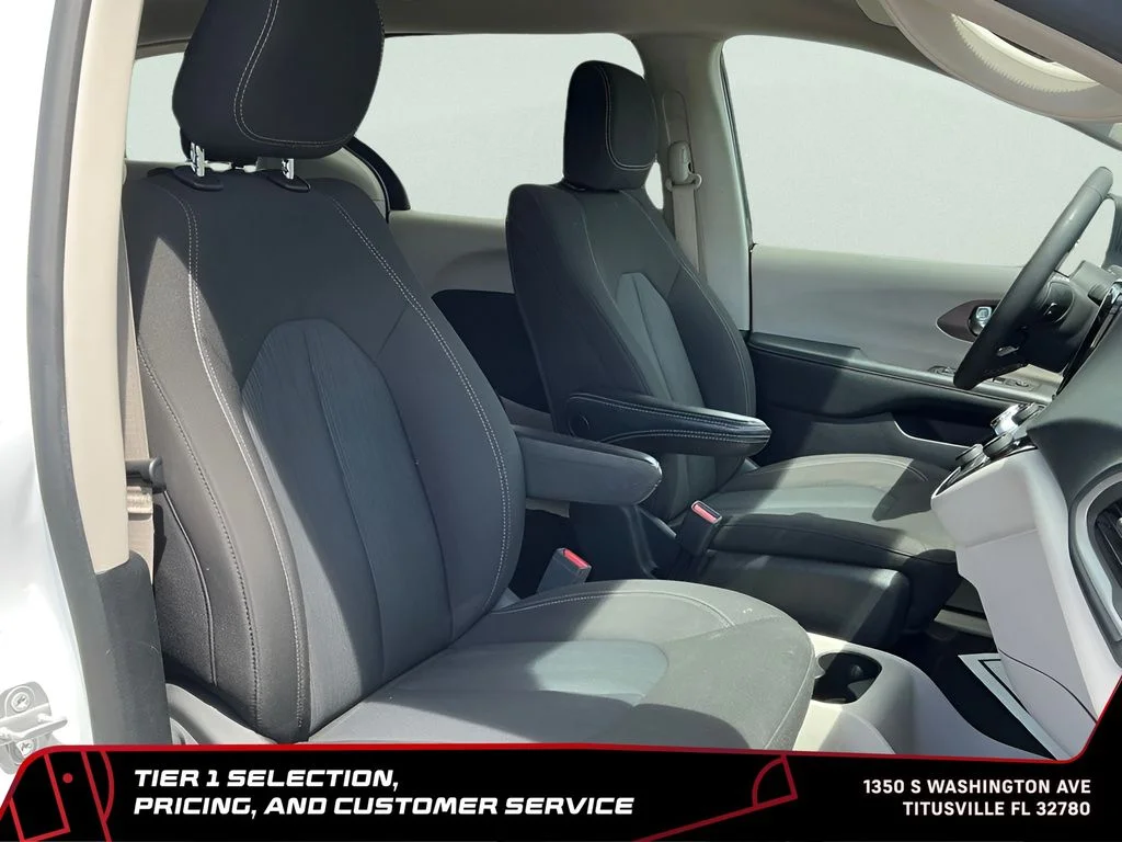 Used 2023 White Chrysler LX image 11
