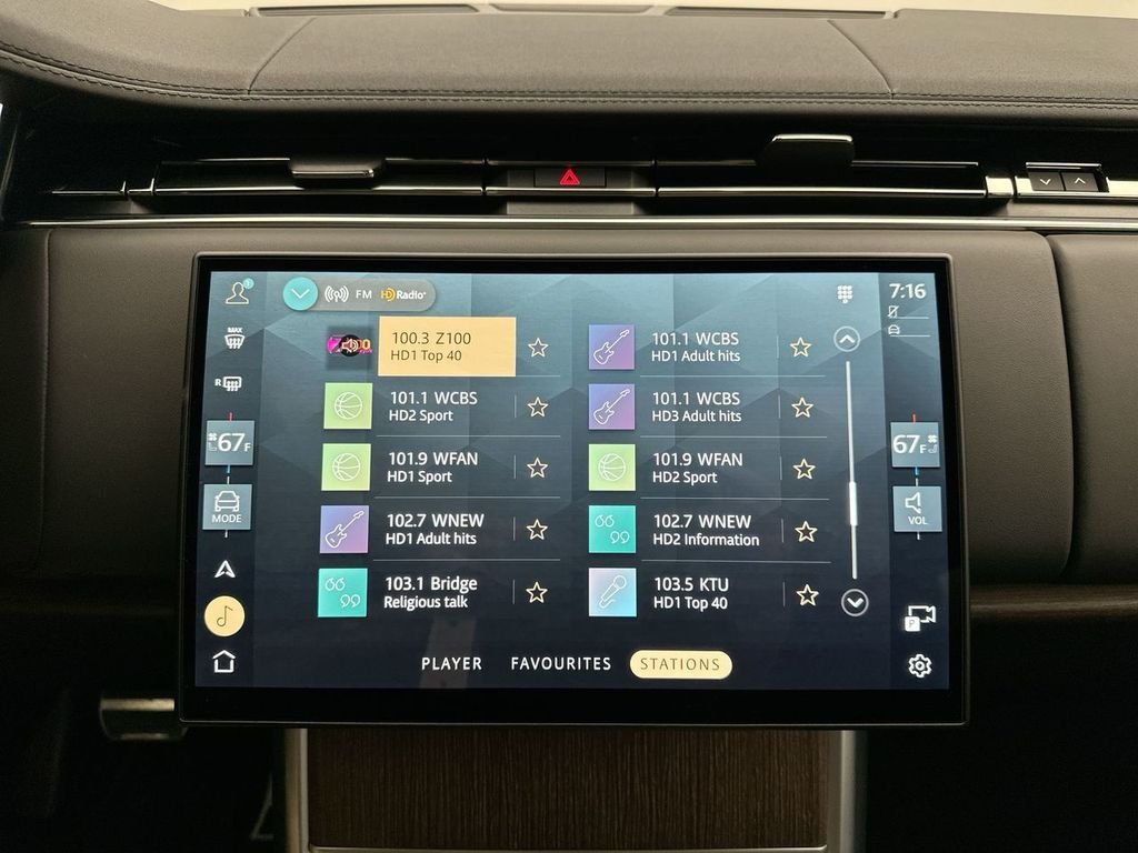 Used 2024 Charente Gray Premium Metallic Land Rover SE image 27