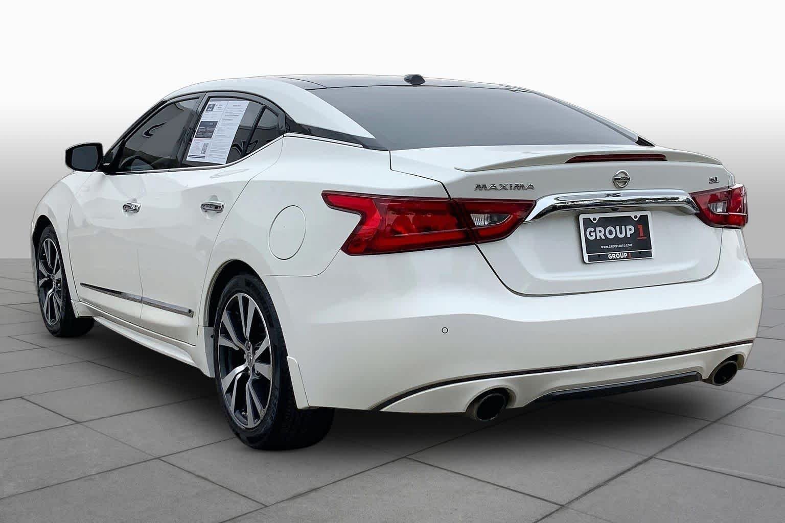 Used 2017 Pearl White Nissan SL image 12