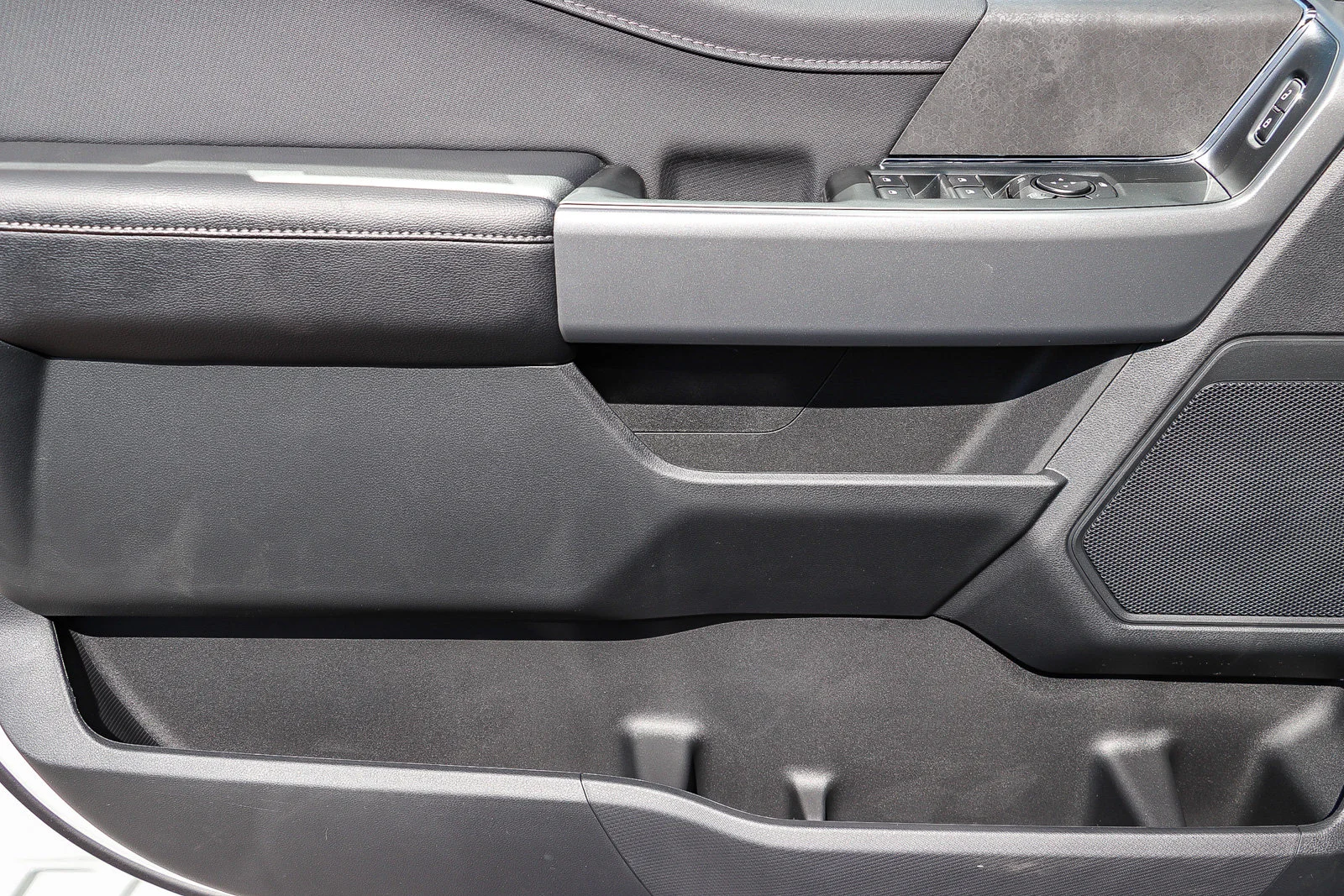 New 2026 Carbonized Gray Metallic Ford XLT image 24