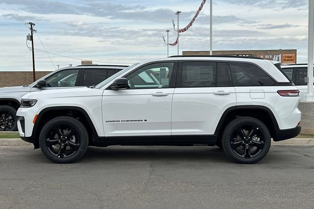 New 2026 Bright White Clear-Coat Exterior Paint Jeep Limited image 6