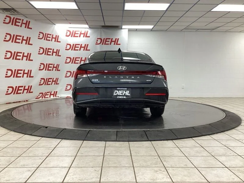 Used 2025 Gray Hyundai SEL Sport image 6