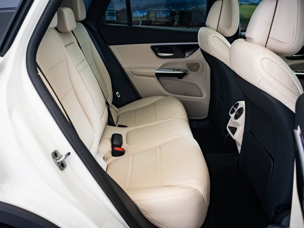 Used 2026 Polar White Mercedes-Benz GLC 300 image 36