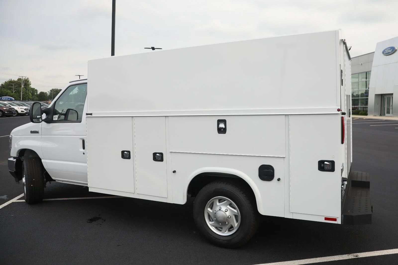 New 2027 Oxford White Ford E-350 SRW image 18