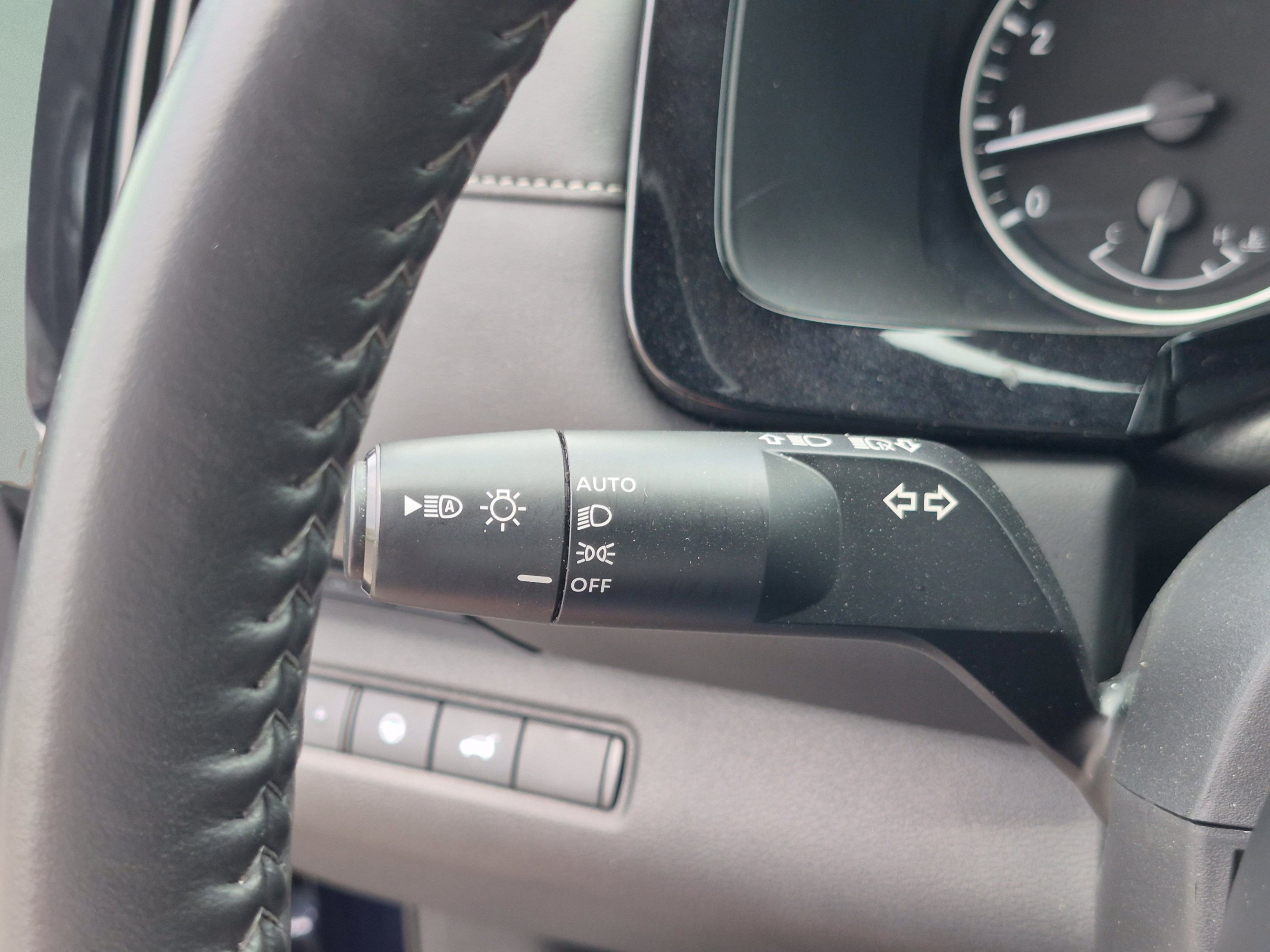 2025 Nissan Pathfinder SV - Photo 38