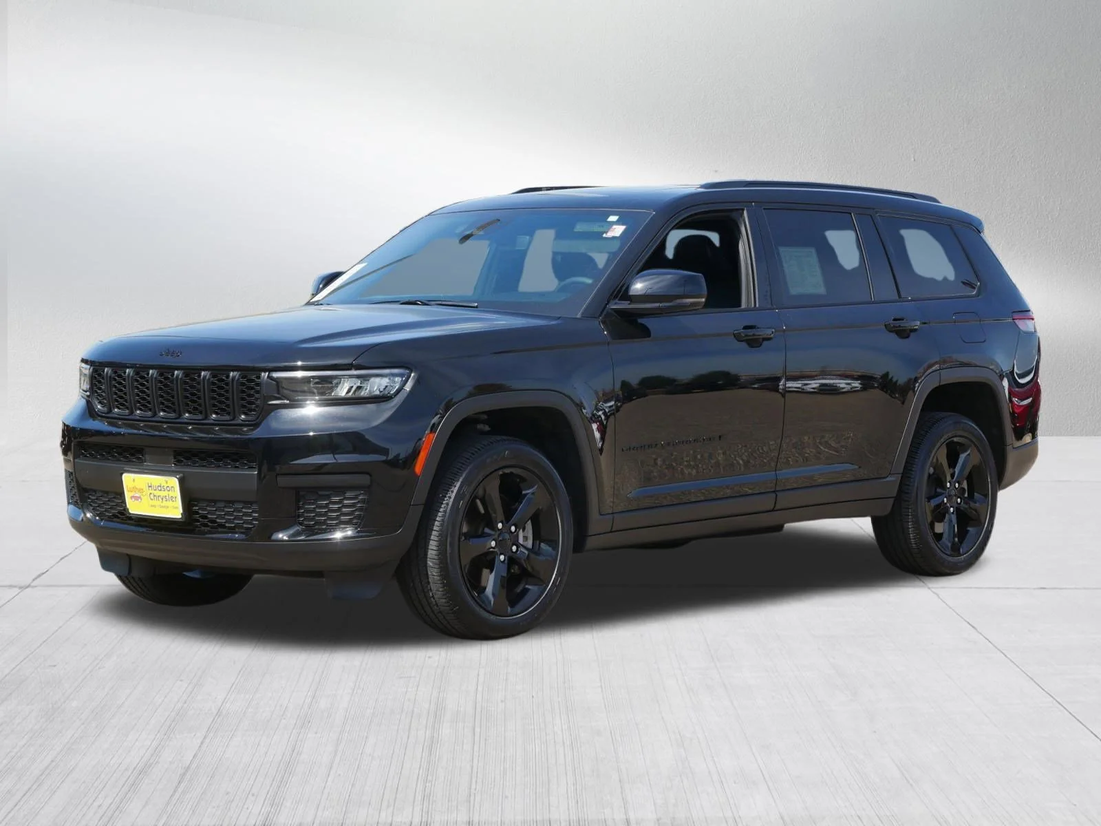 Used 2024 Diamond Black Crystal Pearlcoat Jeep Altitude X image 3