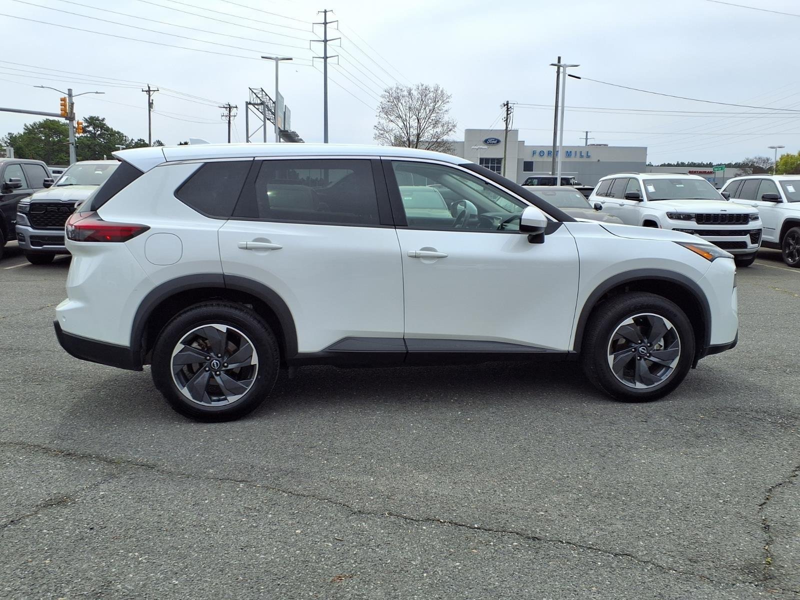 Used 2024 Everest White Pearl Nissan SV image 10