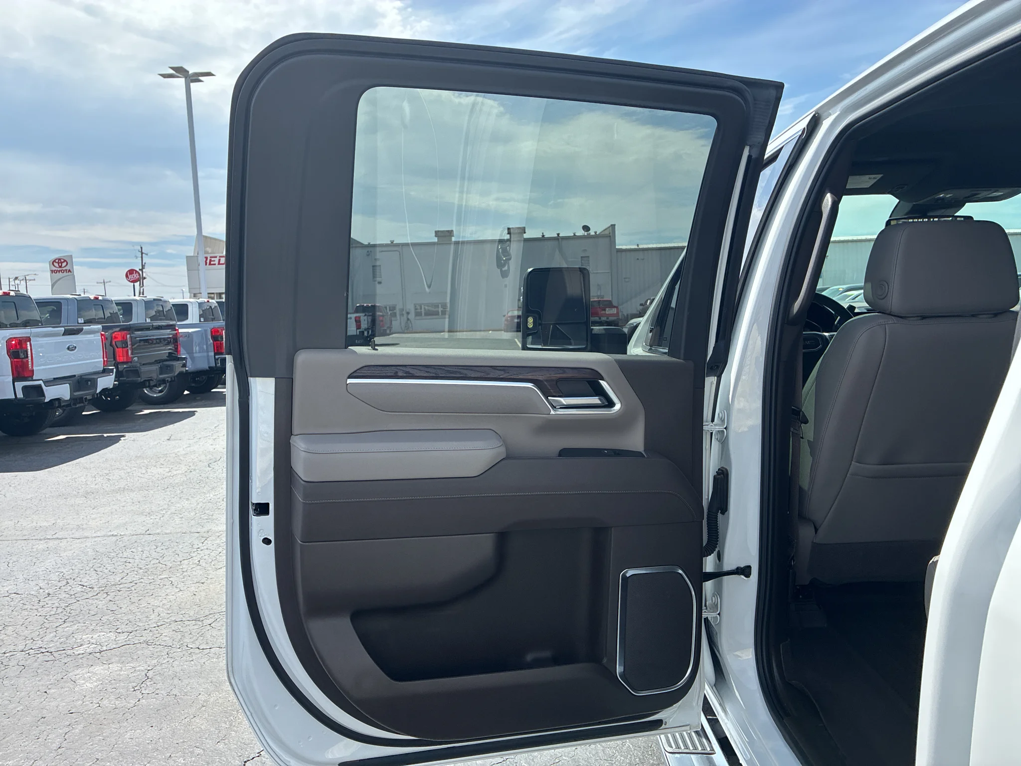 Used 2025 Summit White GMC SLT image 20
