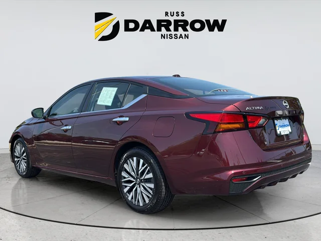 Used 2024 Red Nissan 2.5 SV image 3