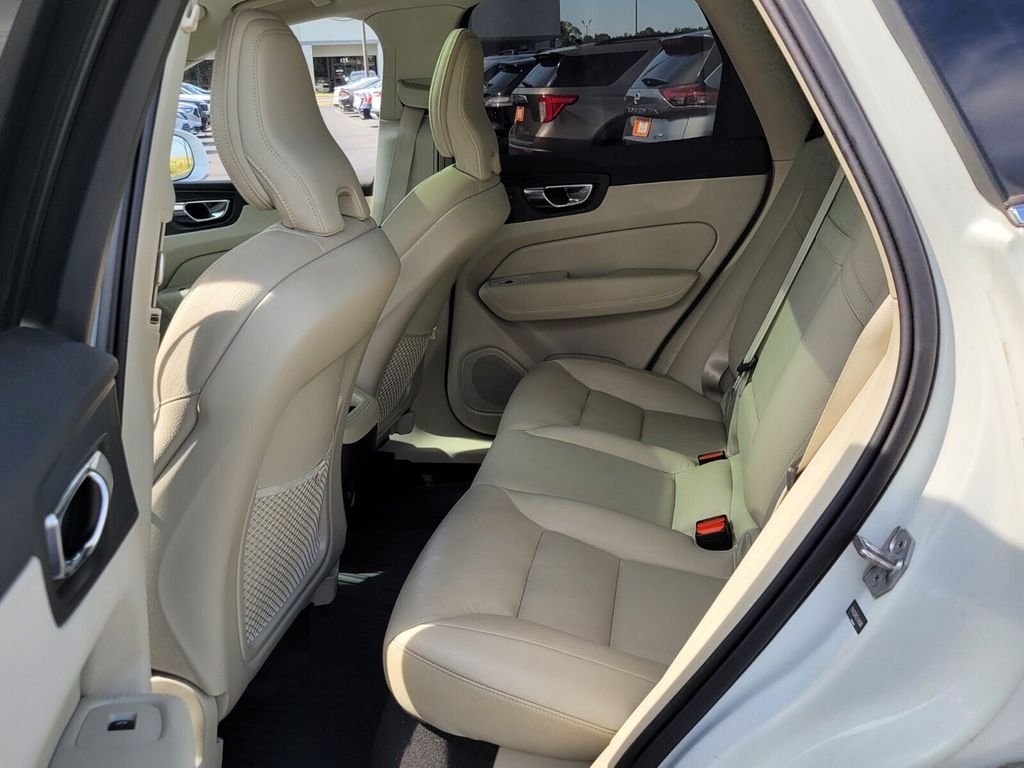 Used 2020 White Volvo T6 Momentum image 6