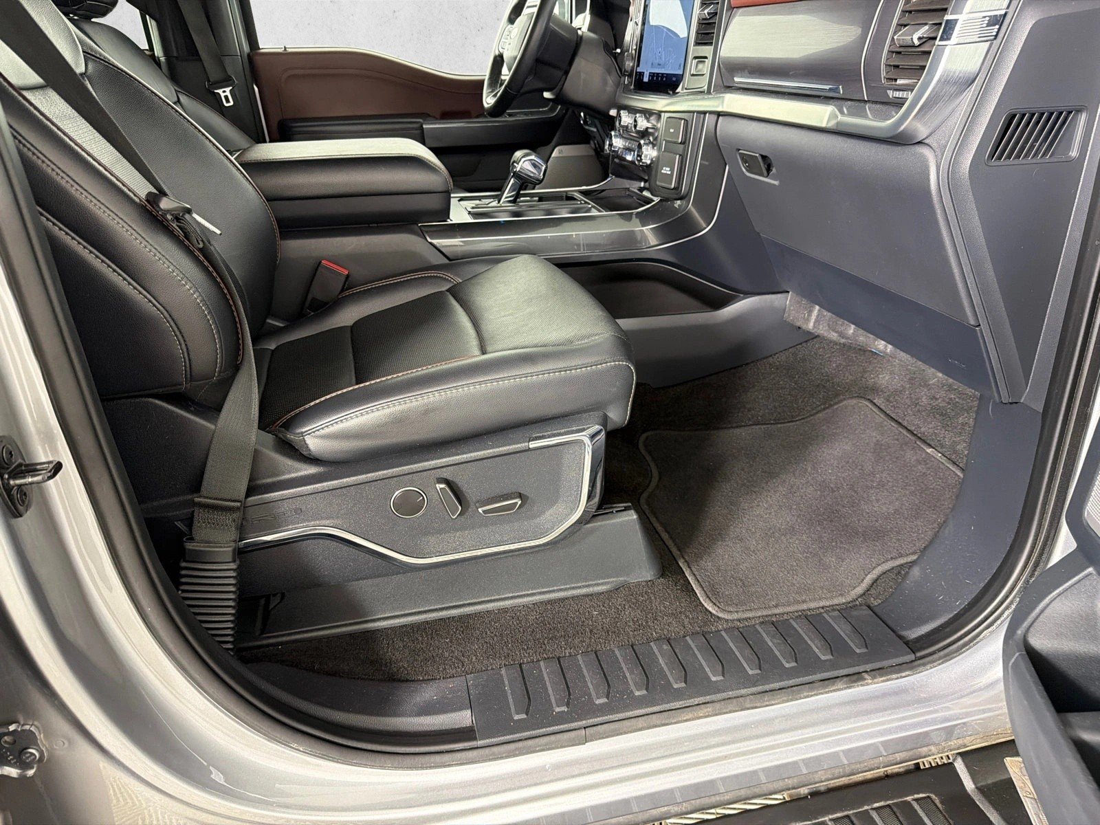 Used 2021 Iconic Silver Metallic Ford LARIAT image 14