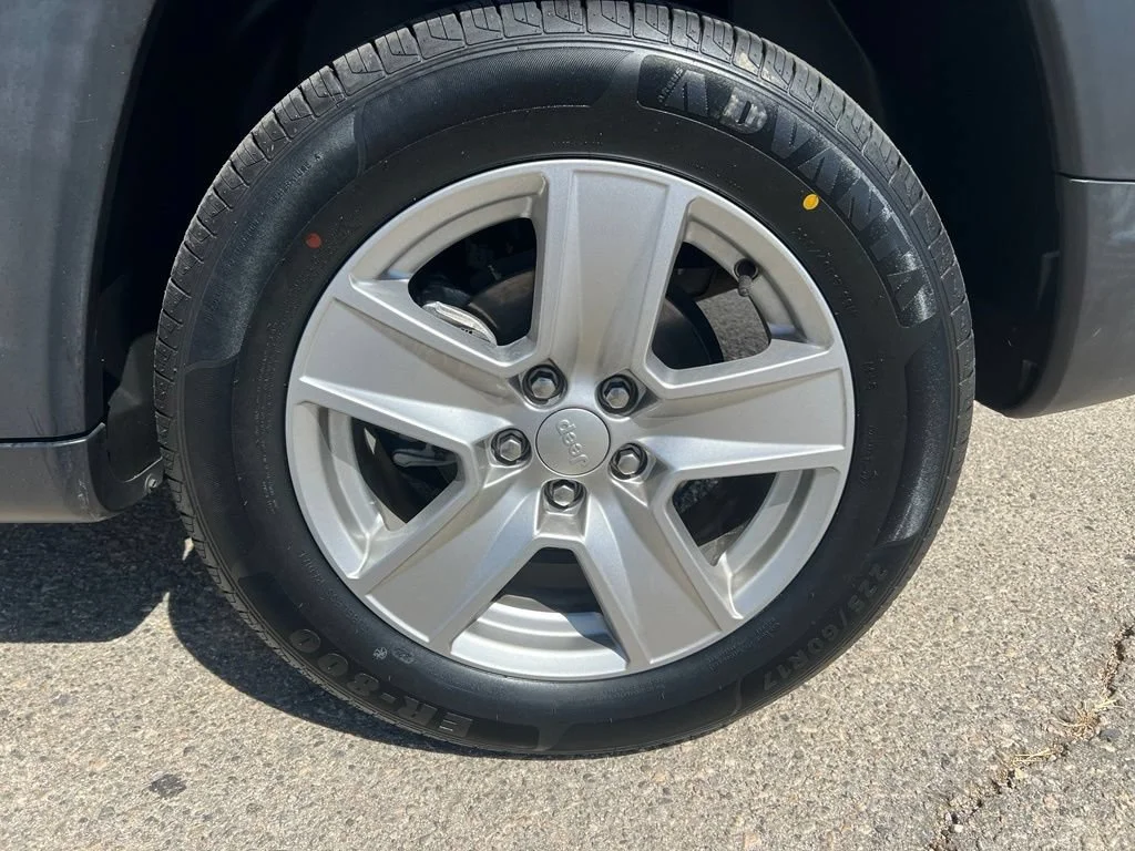 Used 2022  Jeep Latitude image 33