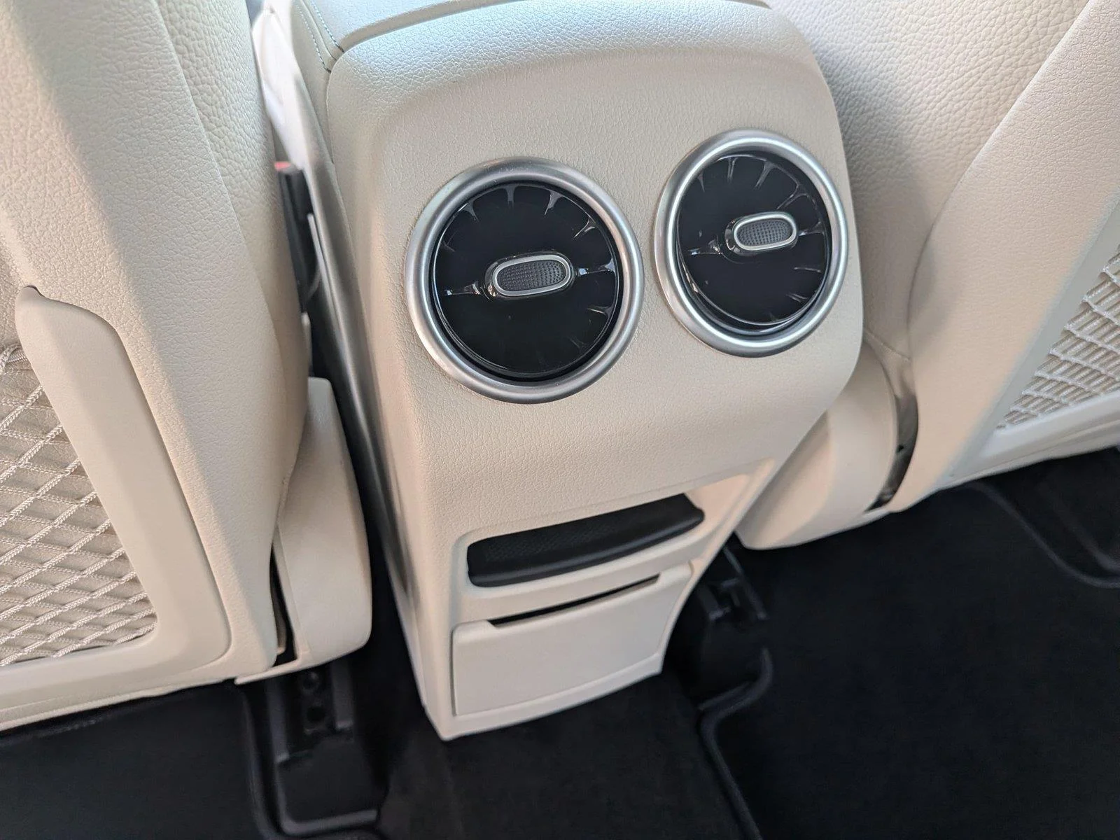 Used 2025  Mercedes-Benz GLB 250 image 31