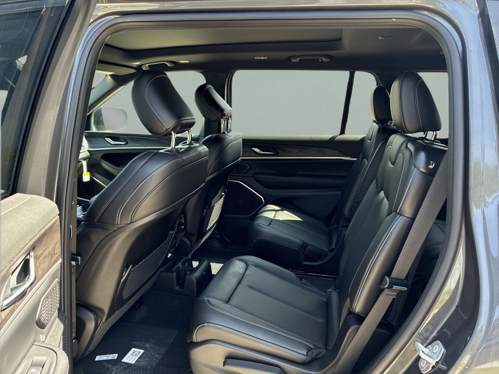 New 2026 Baltic Gray Metallic Clear-Coat Exterior Paint Jeep Limited image 24