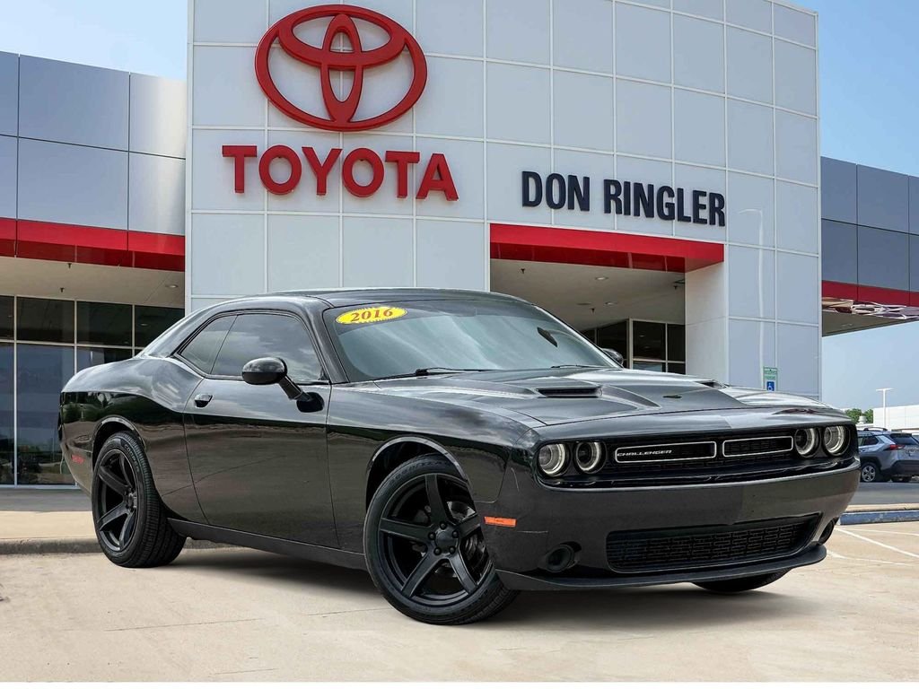 2016 Dodge Challenger SXT's photo