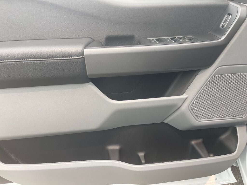 New 2026 Oxford White Ford XLT image 7