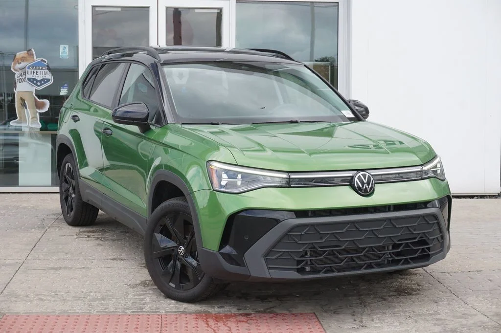 Certified Used 2025 Green Volkswagen 1.5T SE Black image 4