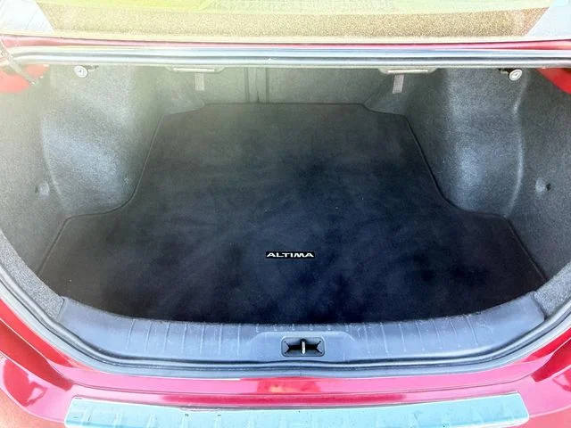 Used 2022 Red Nissan 2.5 SR image 13