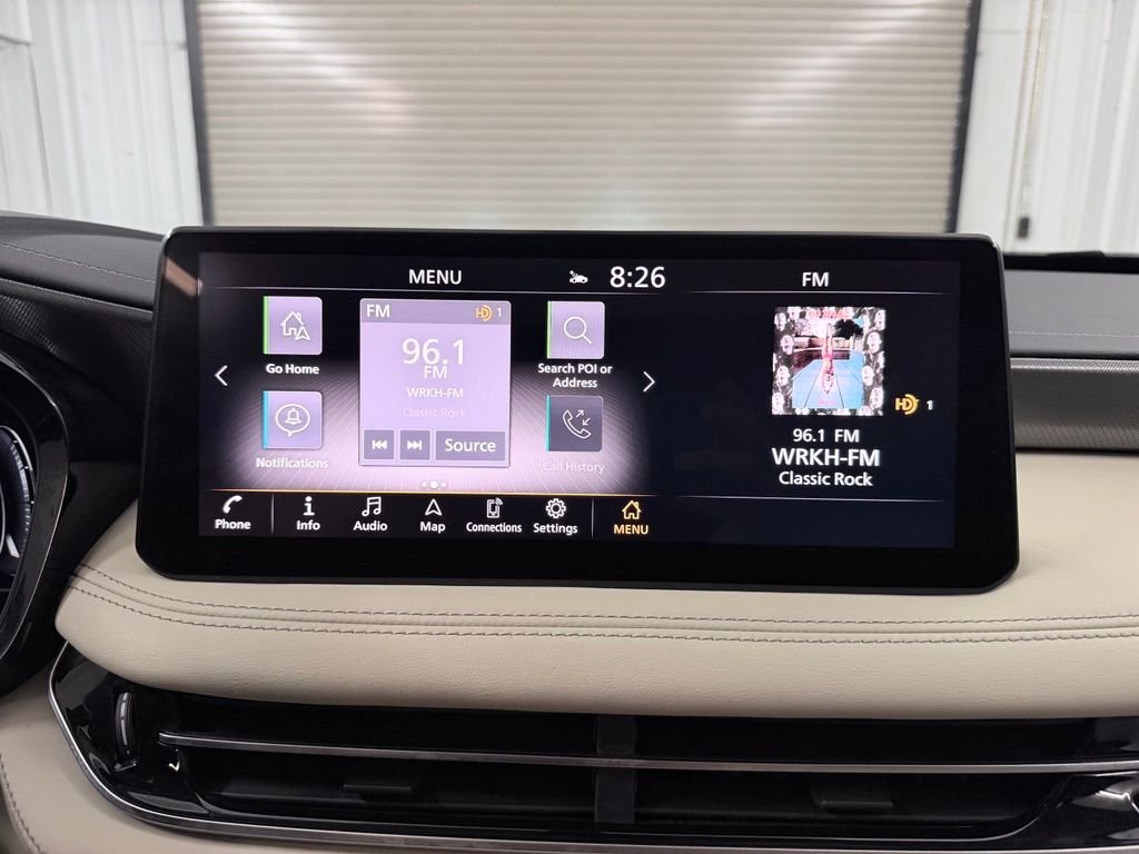 Used 2023 White INFINITI LUXE image 17