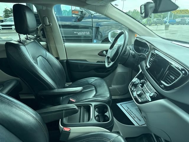 Used 2017 White Chrysler Touring L image 5