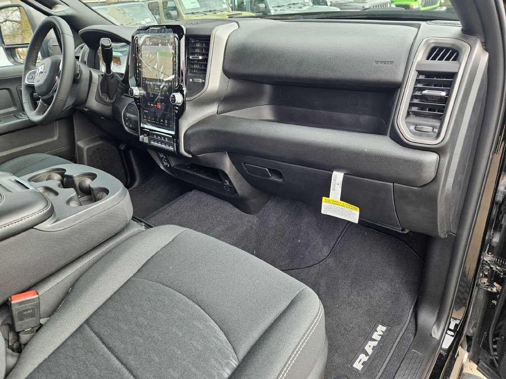 New 2025 Diamond Black Crystal Pearl-Coat Exterior Paint RAM Tradesman image 17
