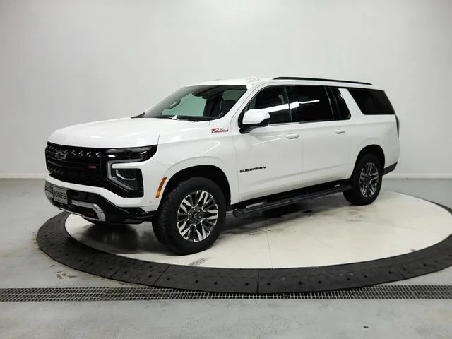 Used 2025 Iridescent Pearl Tricoat Chevrolet Z71 image 4