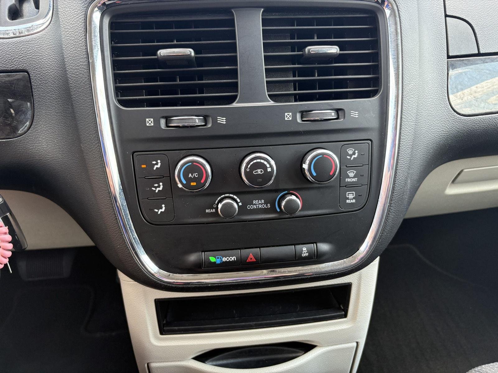 Used 2019 White Knuckle Clearcoat Dodge SE image 25